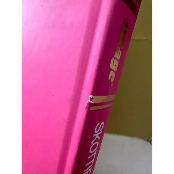 I Hate Fairyland Book One Skottie Young HC Deluxe Includes Variant Covers Script - Picture 15 of 16